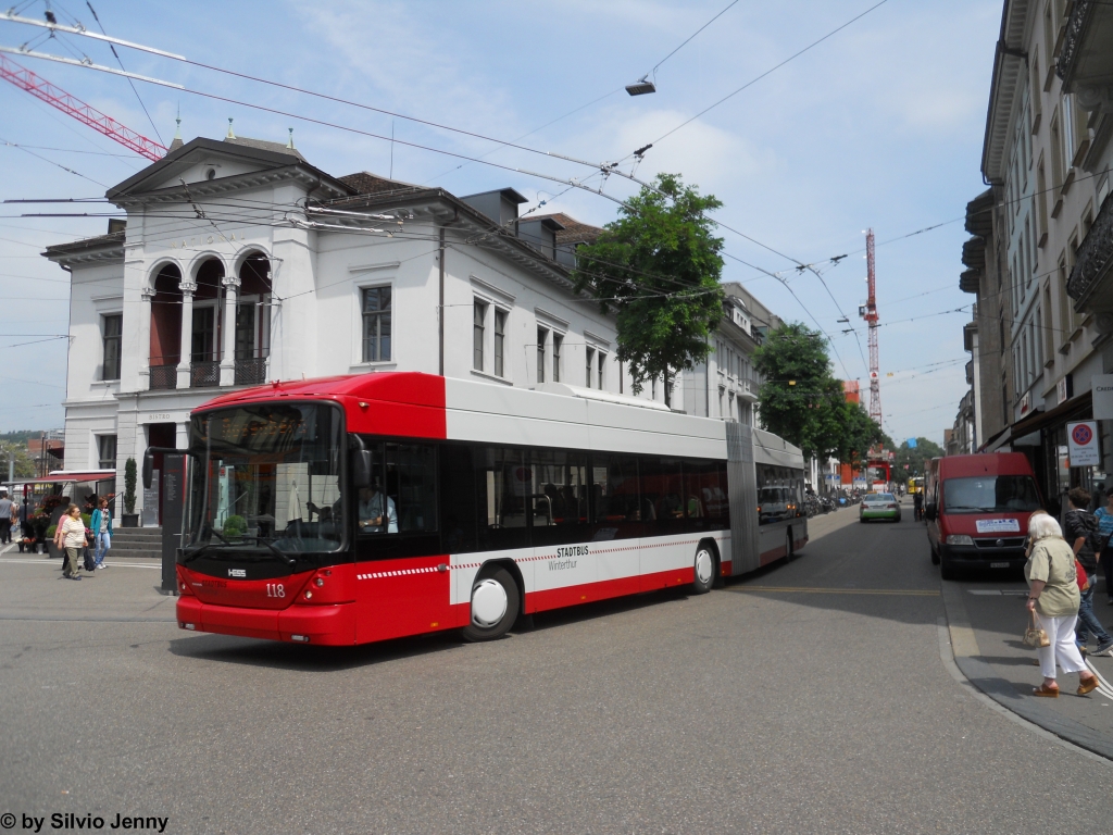Mit dem Umbau des Bahnhofplatz Sd in Winterthur befuhren die Trolleybusse auch einige neue Fahrleitungsabschnitte, leider funktionierte am 4.7.2012 noch nicht jede Weiche wie sie sollte, und so ist der hier zu sehende Swisstrolley 118 mit dem Hilfsmotor unterwegs.
