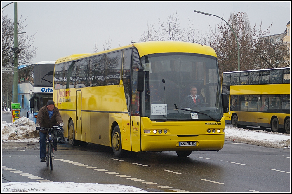 Mit einem Neoplan N316SHD ist die Fa. Reichert Bus & Touristik im Schienenerstazverkehr der S-Bahn Berlin zwischen Hennigsdorf und Berlin-Tegel am 04.01.2011 im Einsatz (SN RB 50)