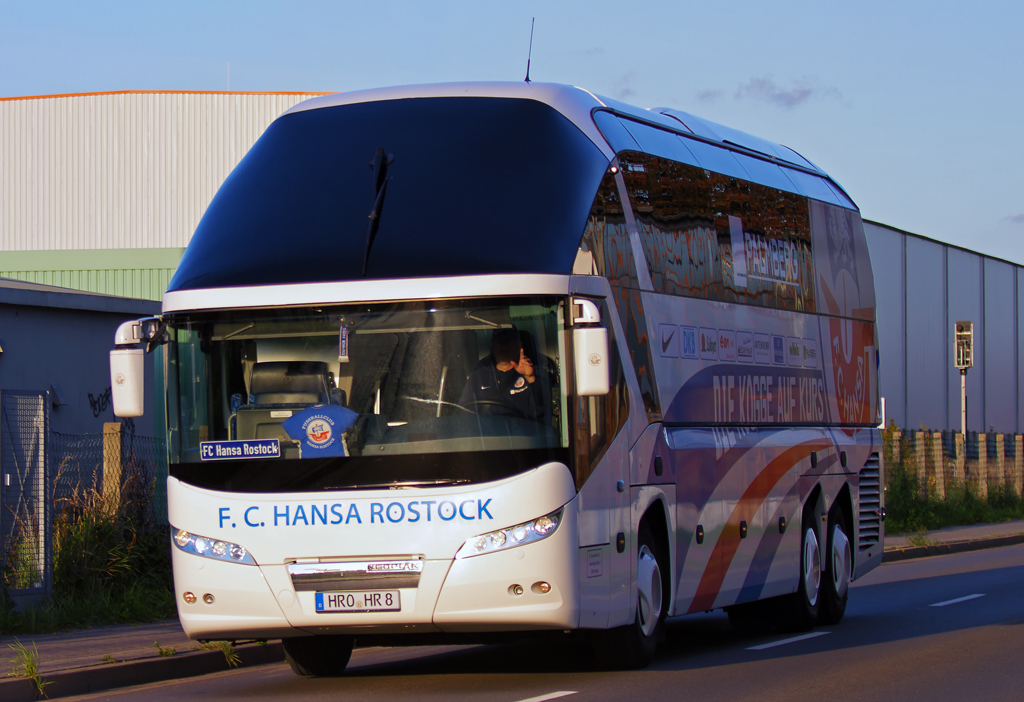 Mit letztem Gruss verabschiedet sich der  Fahrer des Mannschaftsbusses vom F. C. Hansa Rostock, die erfolgreich gegen den Torgelower SV Greif spielten. - 13.10.2012