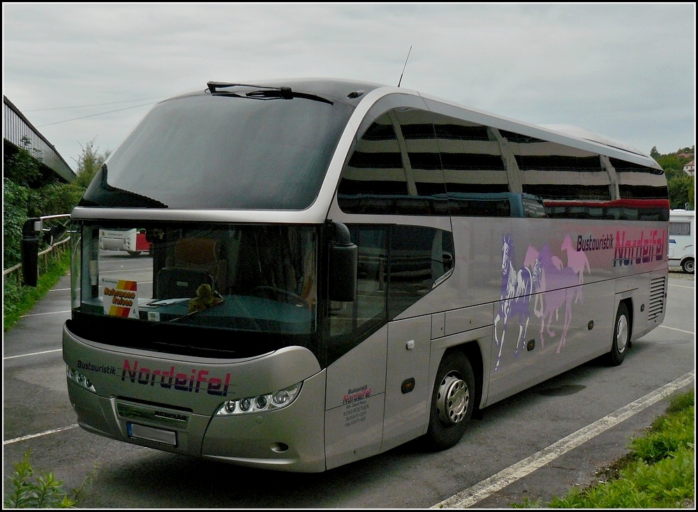 Mit solch einem Bus der Marke Neoplan, der Bustouristk Nordeifel, macht es bestimmt Spass einen grsseren Ausflug zu machen. Aufgenommen am 15.09.2010 in Passau.