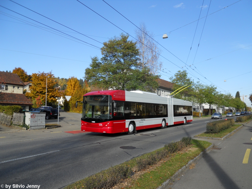 Mitte Oktober abgelifert, und Ende Oktober bereits im tglichen Einsatz ist der Stadtbus Winterthur Nr. 106 (Hess Swisstrolley 3 BGT-N1C) am 31.10.2010 bei der Hst. Rmertor.