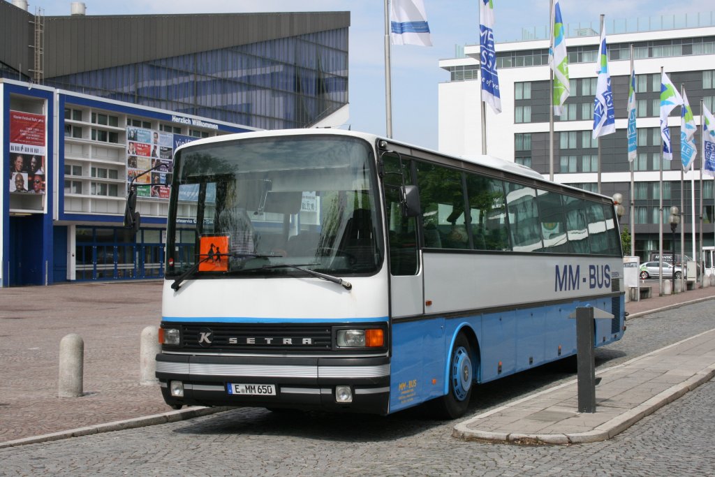 MM-Bus (E MM 650) steht hier an der Grugahalle in Essen.
17.5.2010 