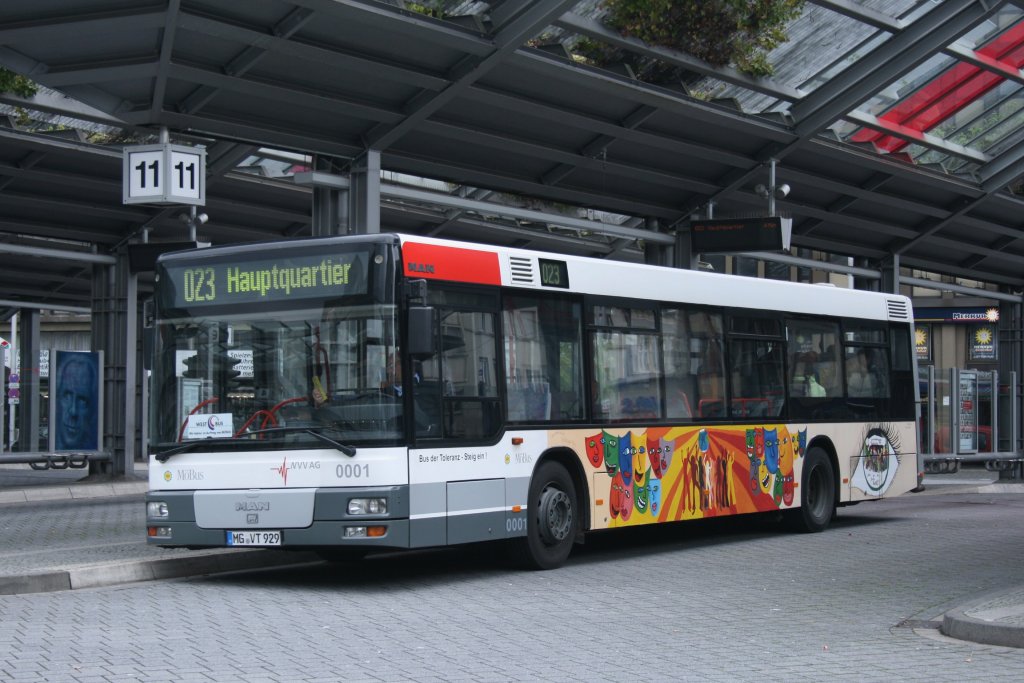 Mbus 0001 (MG VT 929) steht hier mit der Linie 023 am HBF Mnchengladbach.
13.5.2010