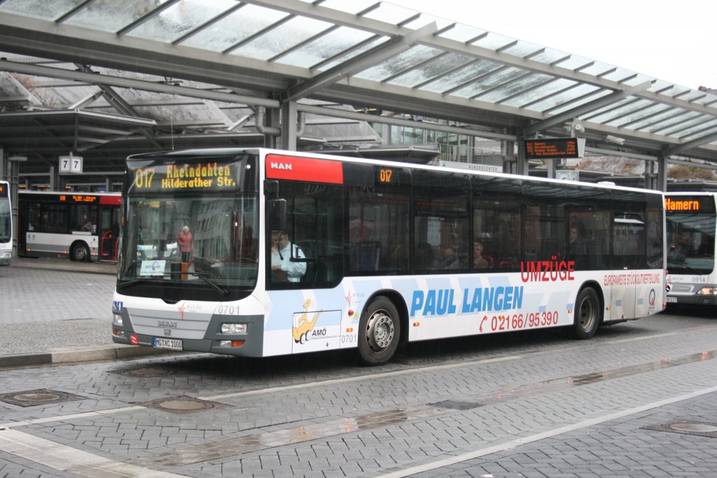 Mbus 0701 (MG XC 1000) mit Werbung fr Paul Lange Umzge.
Aufgenommen mit der Linie 017 nach Rheindahlen am HBF Mnchengladbach.
6.12.2009