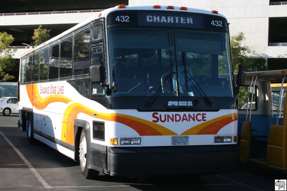 Motor Coach Industrie (MCI) 102A3  Sundance Stage Lines . Aufgenommen am 1. Oktober 2011 im Disneyland Anaheim im Groraum Los Angeles.