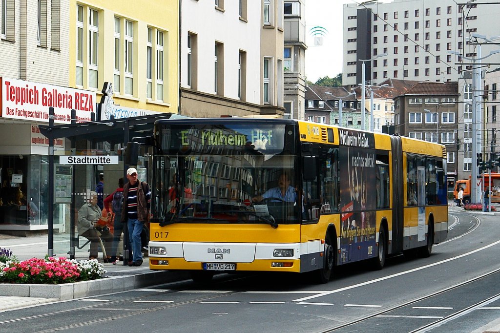 MVG 017 (MH VG 217) mit dem E Bus zum Mlheimer HBF an der Haltestelle Mlheim Stadtmitte.
9.9.2009