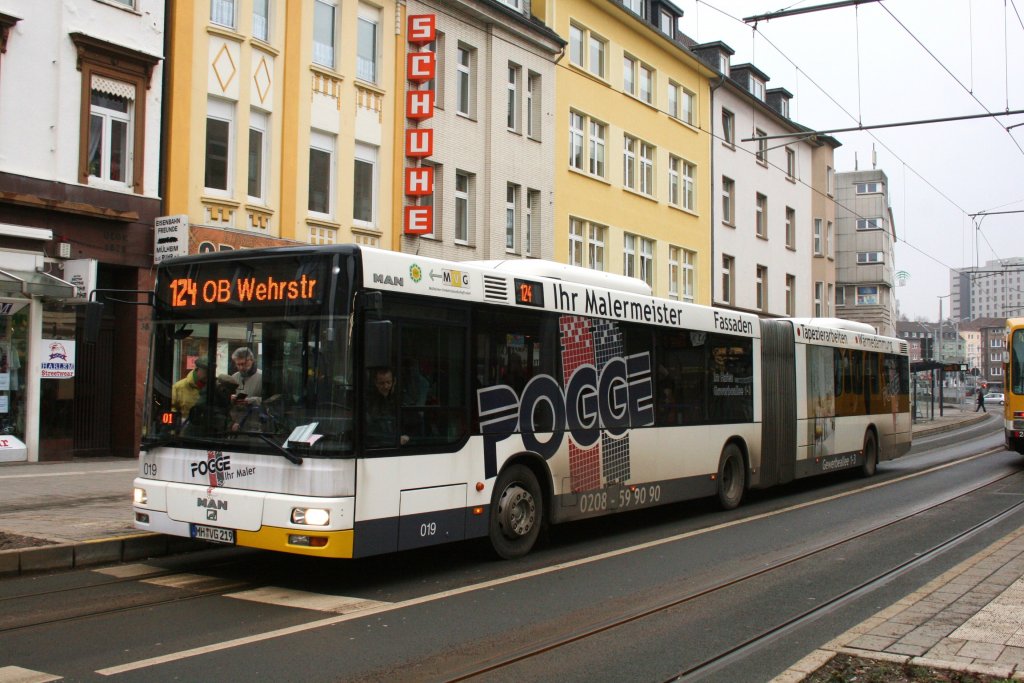 MVG 019 (MH VG 219) mit Werbung fr den Malerbetrieb Pogge.
Aufgenommen an der Haltestelle Mlheim Stadtmitte,18.1.2010.