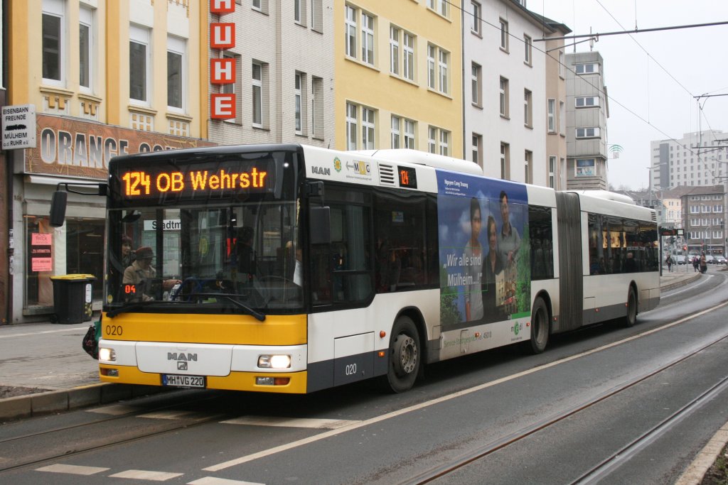 MVG 020 (MH VG 220) mit Werbung fr medl.
Aufgenommen an der Haltestelle Mlheim Stadtmitte,18.1.2010.