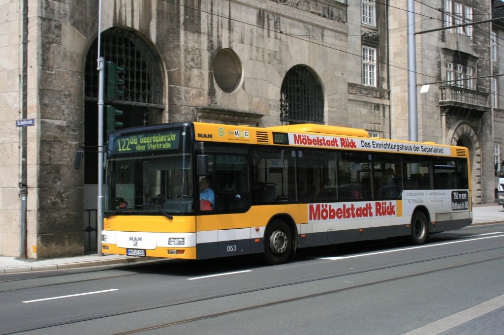 MVG 053 (MH 153) mit Werbung fr Mbel Rck.
Hier aufgenommen am Rathaus in Mlheim mit der Linie 122 nach Oberhausen Goerdelerstr.
19.5.2008