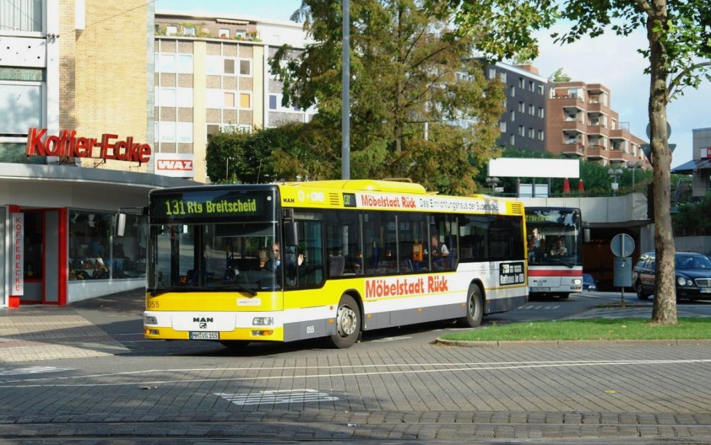 MVG 055 (MH VG 155) mit der Linie 131 nach Ratingen Breitscheid auf der Leineweberstr. in Mlheim.
30.9.2006