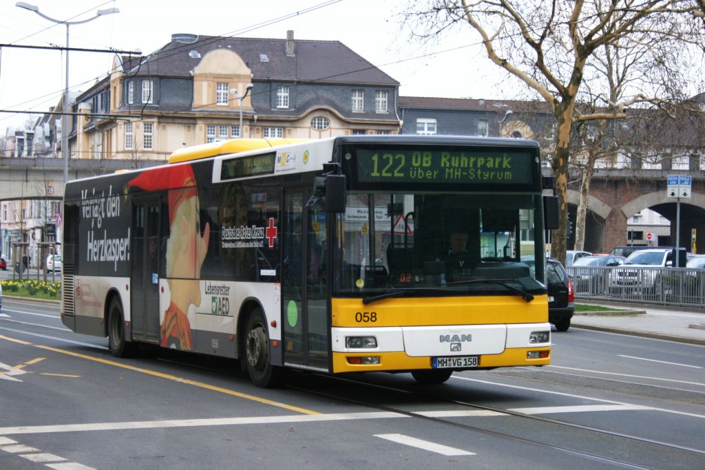 MVG 058 (MH VG 158) mit Werbung fr das Deutsche Rotes Kreuz.
aufgenommen am Rathausmarkt, 23.3.2010.