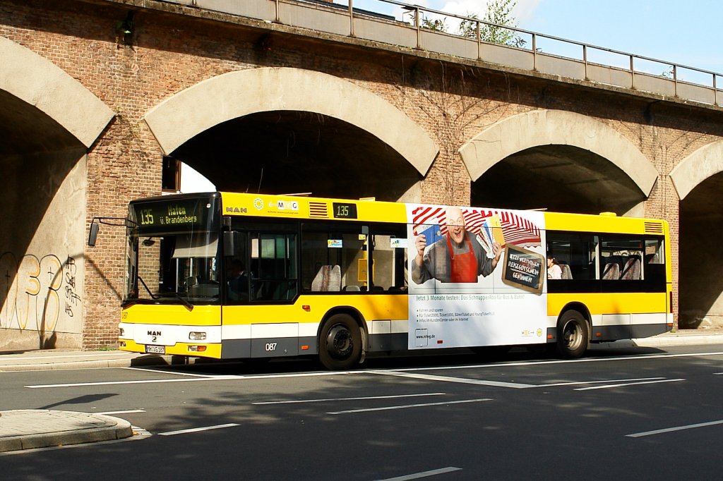 MVG 087 MH VG 187)mit Werbung fr VRR Monatstickets an der Haltestelle Rathausmarkt in Mlheim mit der Linie 135 Richtung Hafen.
8.9.2008