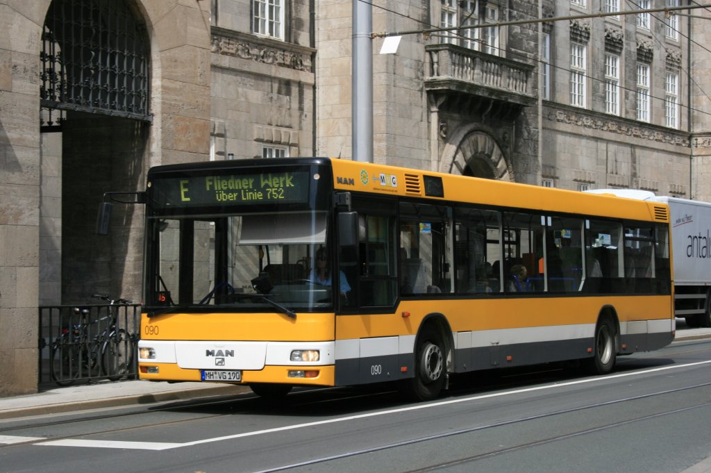 MVG 090 (MH VG 190) mit dem E Bus Zum Fliedner Werk ber den Linienweg der Linie 752.
Hier aufgenommen vor den Rathaus Mlheim am 19.5.2008