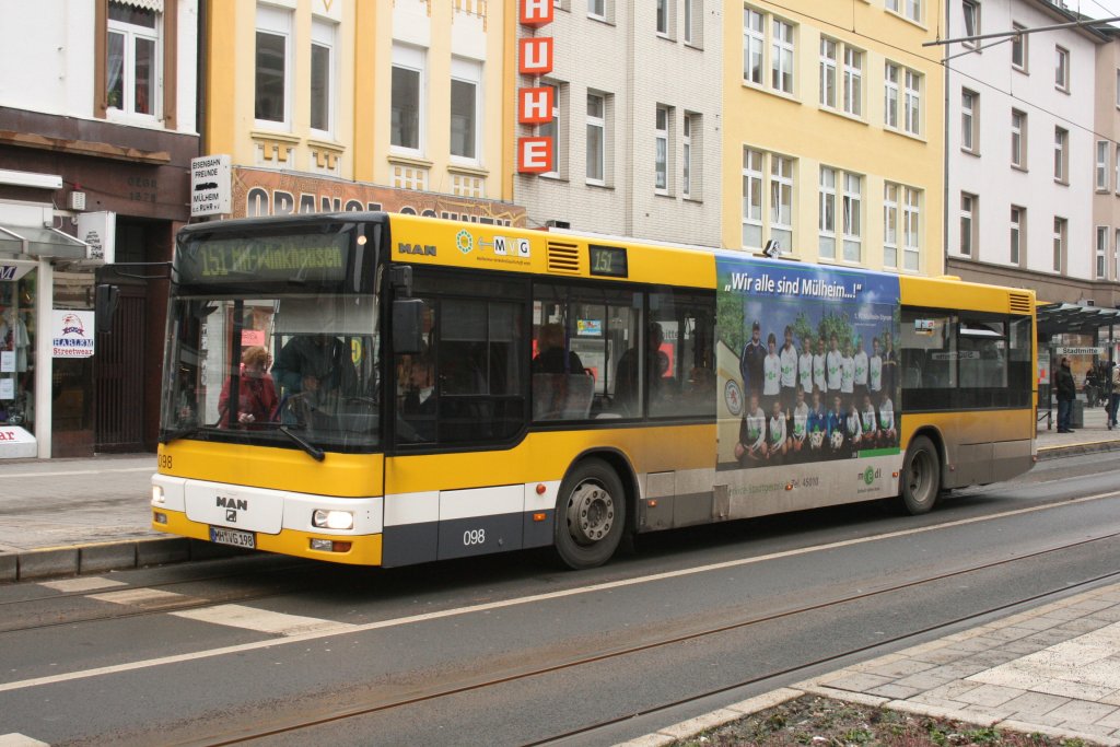 MVG 098 (MH VG 198) mit Werbung fr medl.
Aufgenommen an der Haltestelle Mlheim Stadtmitte am 18.1.2010.