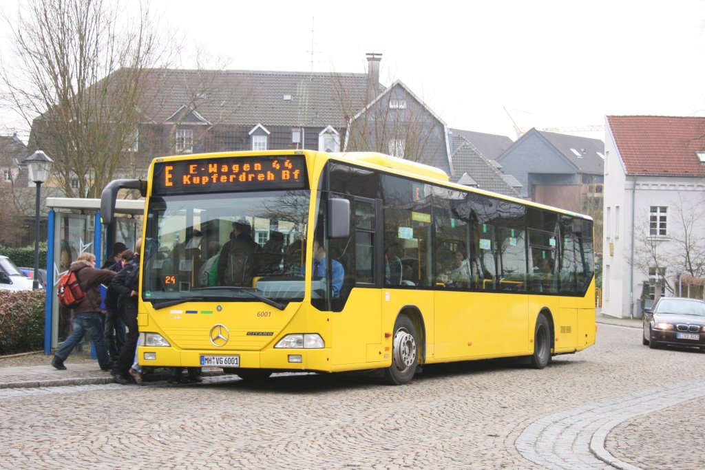 MVG 6001 (MH VG 6001) mit dem E-Wagen 44 nach Kupferdreh.
Aufgenommen an der Corneliusstr. am 8.2.2010.
