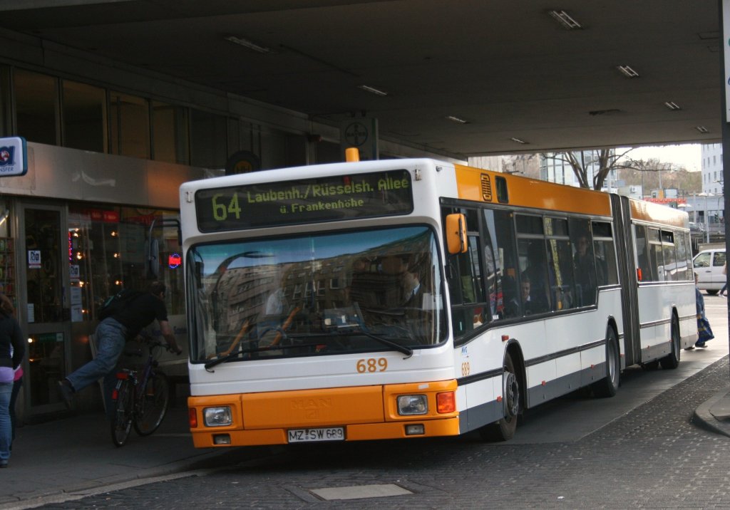 MVG 689 (MZ SW 689).
Aufgenommen mit der Linie 64 am HBF Mainz.
10.4.2010