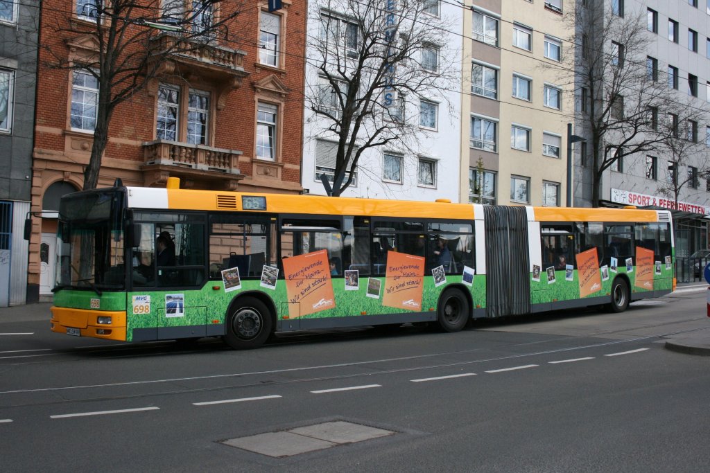 MVG 698 (MZ SW 698) macht Werbung fr die Stasdtwerke Mainz.
Aufgenommen am HBF Mainz.
10.4.2010