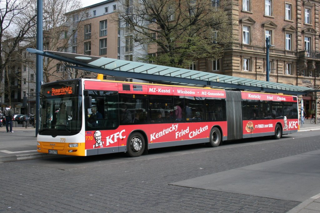 MVG 770 (MZ SW 770) macht Werbung fr KFC.
Aufgenommen am HBF Mainz.
10.4.2010