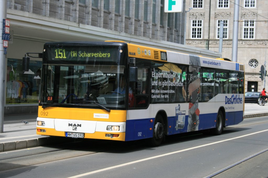 MVG (MH VG 192) mit Werbung fr das rtliche mit der Linie 151 zum Scharpenberg.
Hier an der Haltestelle Mlheim Stadtmitte am 18.5.2008