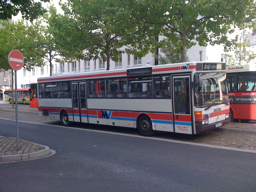 MYK-W 1009 ist wie unschwer zu erkennen, ein ehemaliger Bus der RMV und ist nun im Dienste des Mayener Unternehmens  Welter . Bei der RMV ist kein Bus mehr in diesem Design unterwegs, da alle Fahrzeuge rot (DB-Stadtverkehr) sind oder eine Vollwerbung tragen. Aufgenommen wurde der Mercedes-Benz O407 am Busparkplatz/Koblenz HBF. 