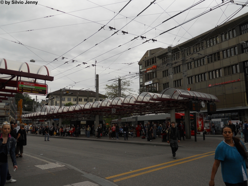 Nach 22 Jahren haben die eleganten, roten, gewlbten Dcher des Busbahnhofs am Hauptbahnhof von Winterthur ausgedient. Ab 5. Juli wird der Bahnhofplatz Sd vollstndig umgebaut, und als Dach dient nacher ein trister grauer Pilz. Am 1.6.2012 machte ich noch letzte Fotos vom alten Dach.