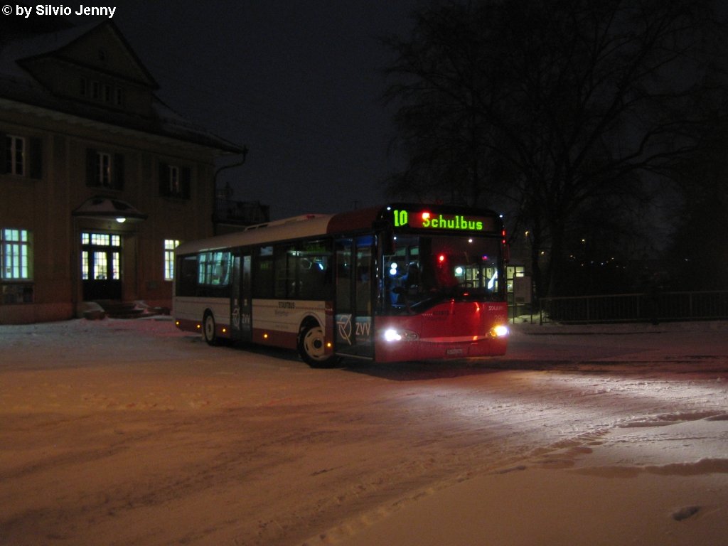 Nachdem am 28.1.2010 eine ordentliche Menge Schnee im Flachland gefallen ist, mach sich der Solaris Nr. 286 beim Bahnhof Oberwinterthur auf den Weg als 10er Zusatzkurs fr die Kantischler.