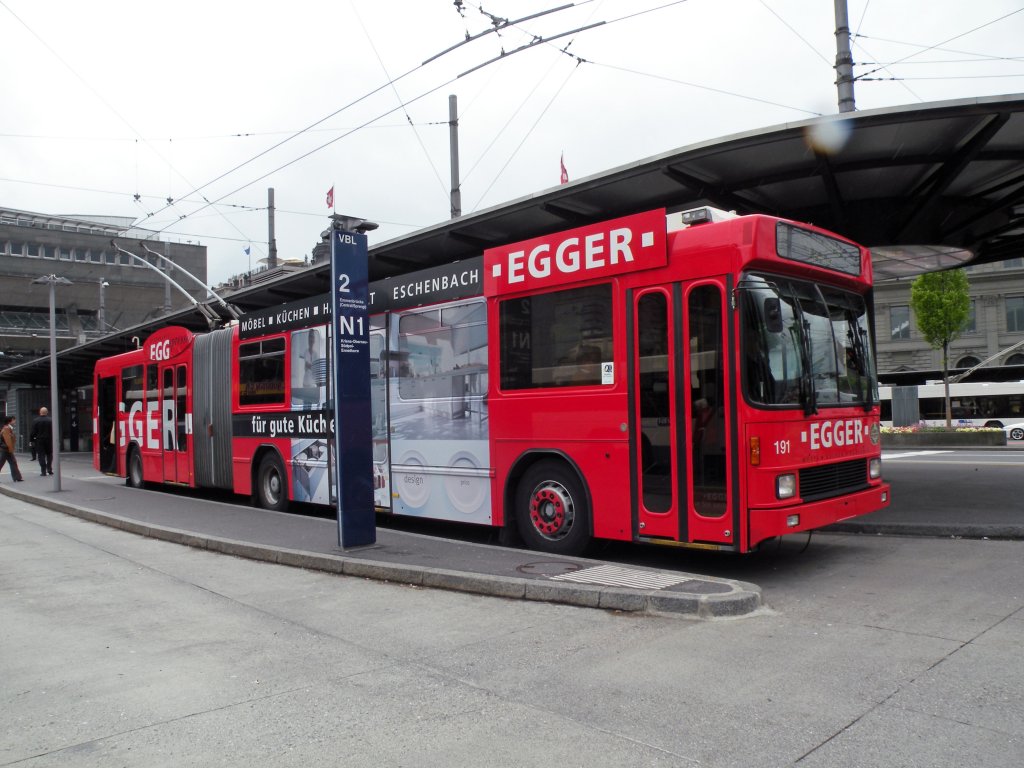 NAW Hess Trolleybus mit der Betriebsnummer 191 und der Vollwerbung fr Egger Kchen am Bahnhof Luzern. Die Aufnahme stammt vom 04.05.2010.
