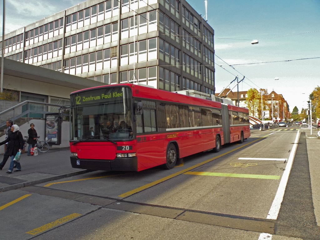 NAW Trolleybus mit der Bertreibsnummer 20 auf der Linie 12 an der Haltestelle Schanzenstrasse. Die Aufnahme stammt vom 01.11.2010.
