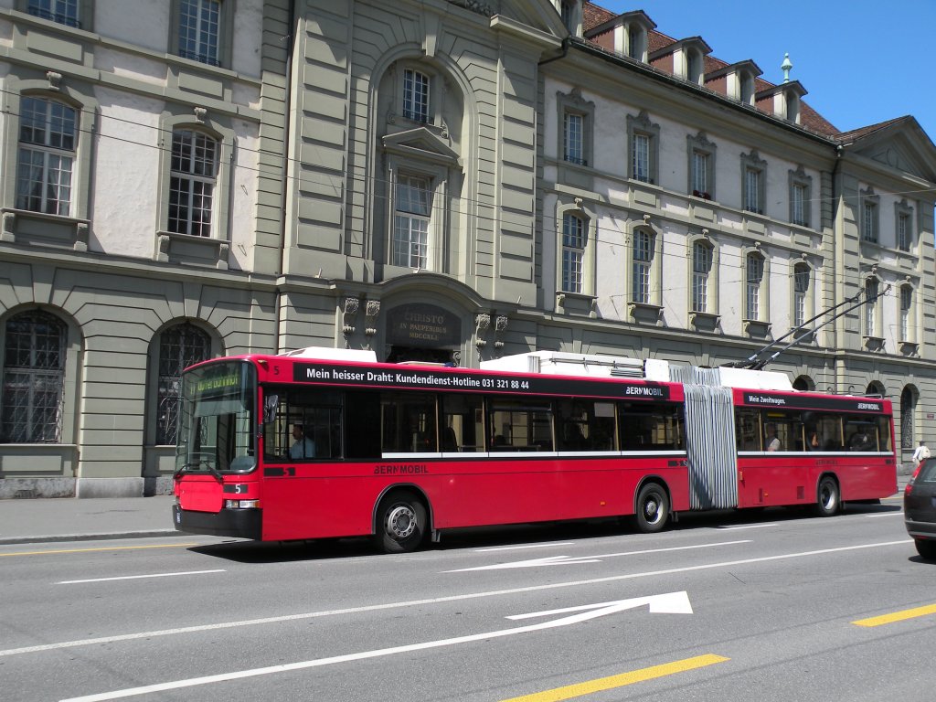 NAW Trolleybus mit der Bertreibsnummer 5 auf der Linie 11 beim Bahnhof Bern. Die Aufnahme stammt vom 04.06.2010.