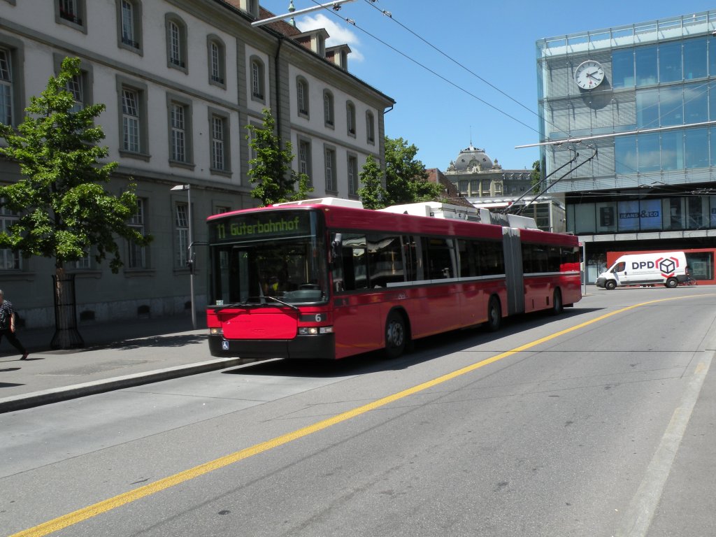 NAW Trolleybus mit der Bertreibsnummer  auf der Linie 11 beim Bahnhof Bern. Die Aufnahme stammt vom 04.06.2010.