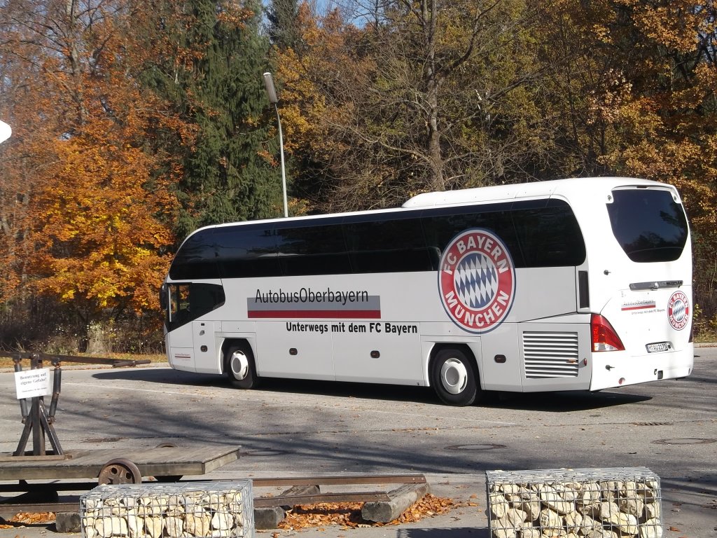 Neonplan Bus in Mnchen bei denn Bavaria Film Studios am 10.11.2012 mit Der Werbung von dem FC Bayern Mnchen.