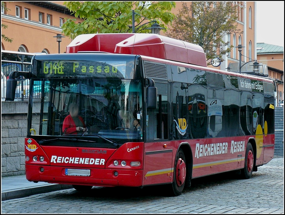 Neoplan Bus mit Erdgas fahrend in Passau beim Bahnhof gesehen am 10.09.2010. Es ist der letztgebaute Centroliner. 