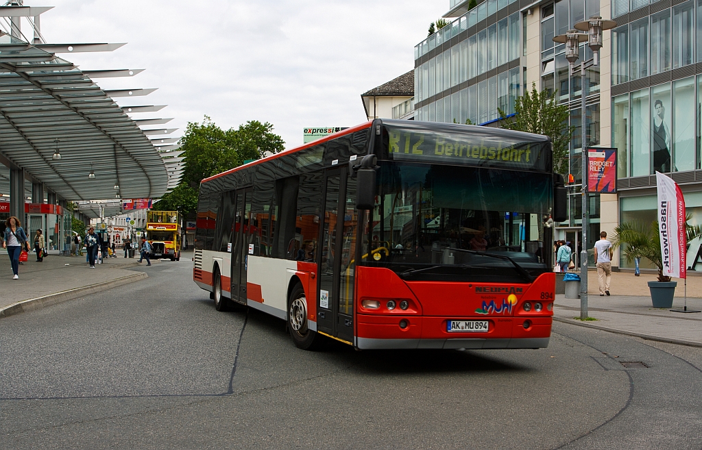 Neoplan Bus Muhl Busreisen 894 am 21.07.2012 beim ZOB Siegen auf Betreibsfahrt.