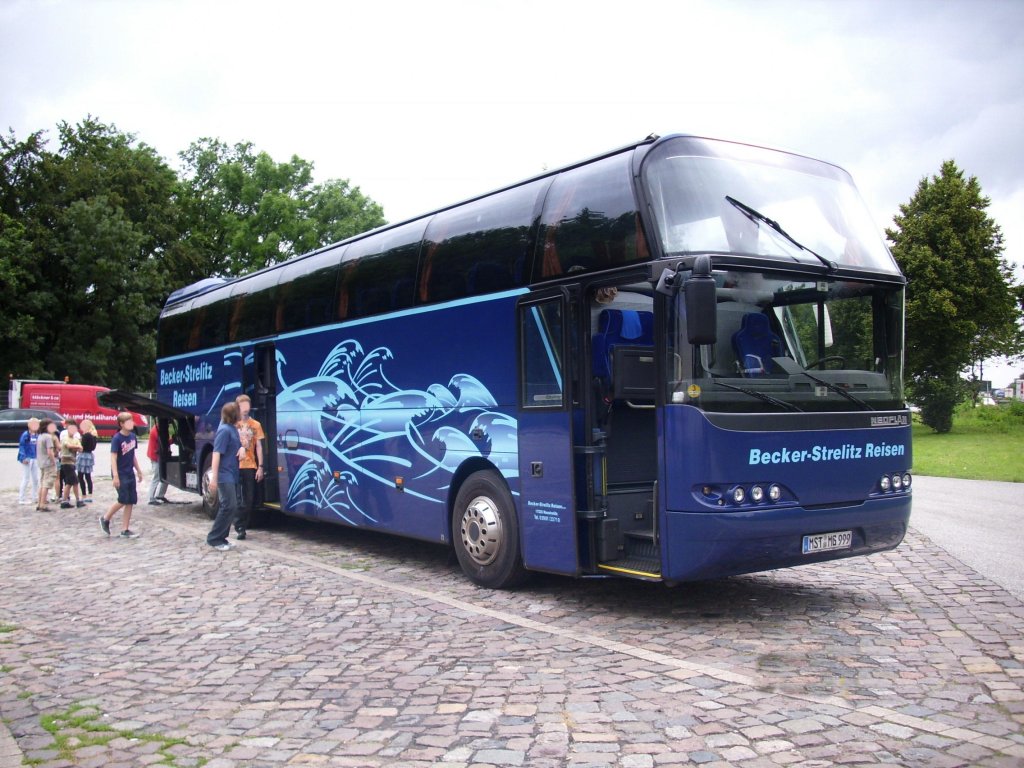 Neoplan Cityliner von Becker-Strelitz Reisen aus Deutschland mit Motorschaden auf einem Autobahnparkplatz in Mecklenburg-Vorpommern im Sommer 2011