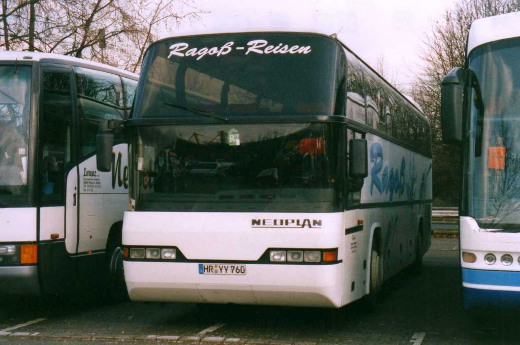 Neoplan Cityliner N116, aufgenommen im Mrz 2003 auf dem Parkplatz der Westfalenhallen in Dortmund.