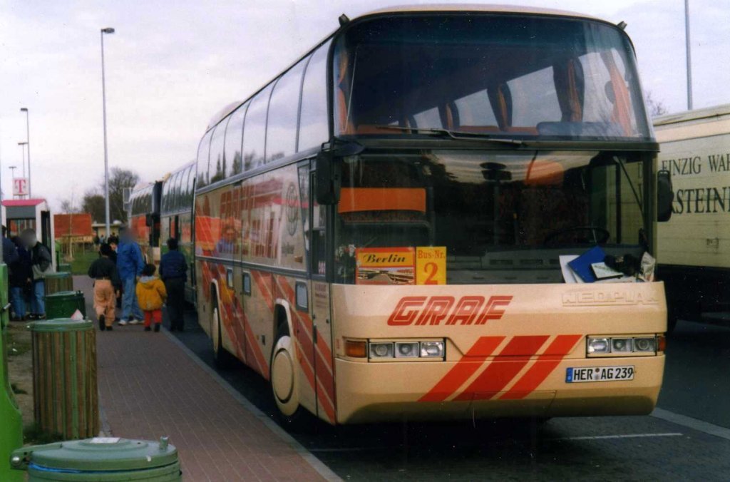 Neoplan Cityliner N116 von Grafs Reisen. Aufgenommen im Mrz 1997 auf dem Rastplatz Garbsen.