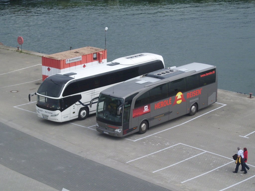 Neoplan Cityliner von Rose Reisen aus Deutschland und Mercedes Travego von Herol aus Deutschland im Stadthafen Sassnitz am 10.05.2012