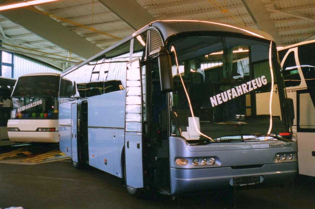 Neoplan Euroliner N313 SHD, aufgenommen im Mrz 2002 im GWZ der Neoplan NL Rhein Ruhr in Oberhausen.