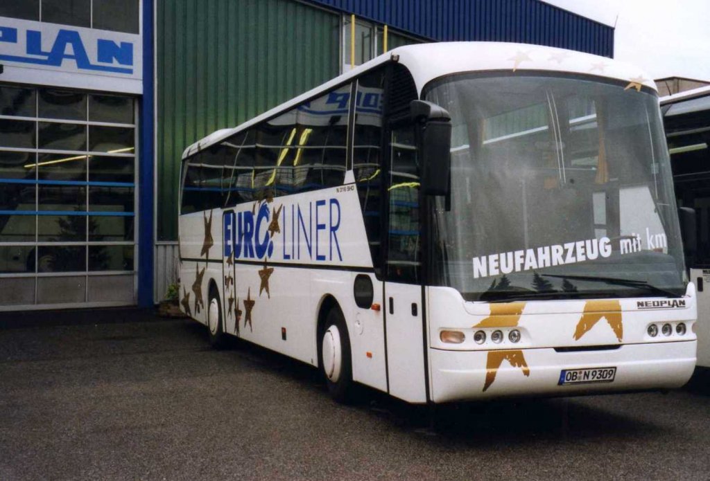 Neoplan Euroliner N316 SHD, aufgenommen im November 2000 im GWZ der Neoplan NL Rhein Ruhr in Oberhausen.