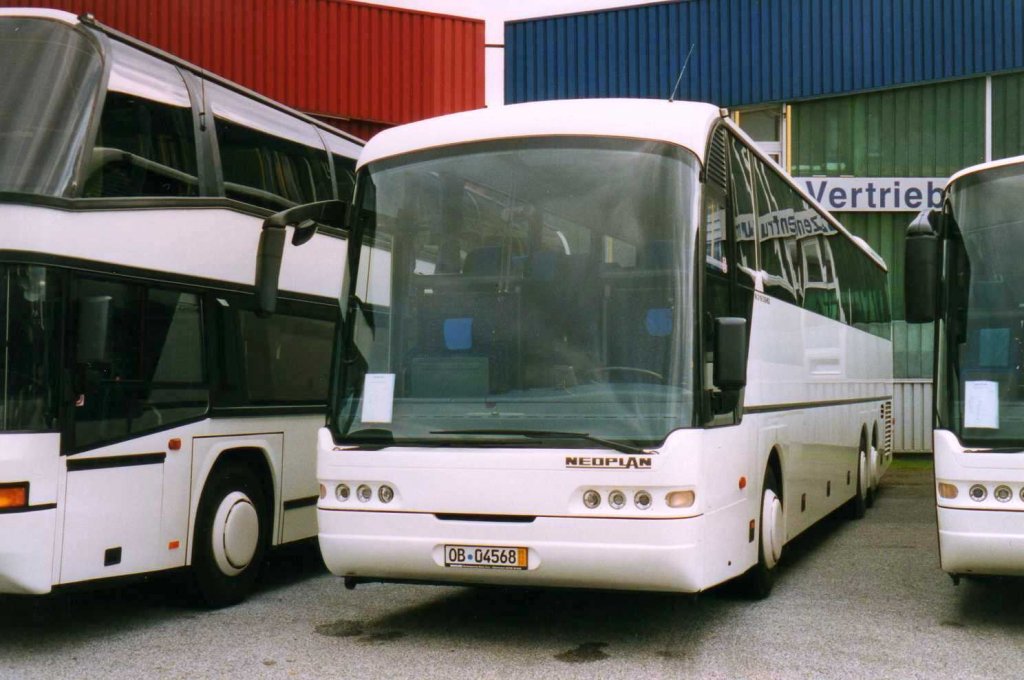 Neoplan Euroliner N316 SHDl, aufgenommen im Mrz 2002 auf dem Gelnde der Neoplan NL Rhein Ruhr in Oberhausen.