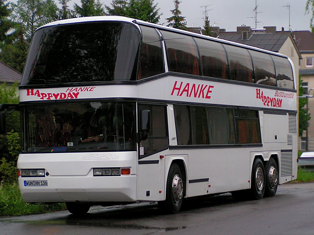 NEOPLAN von Hanke-Bustouristik verweilt in Ried i.I.;100514