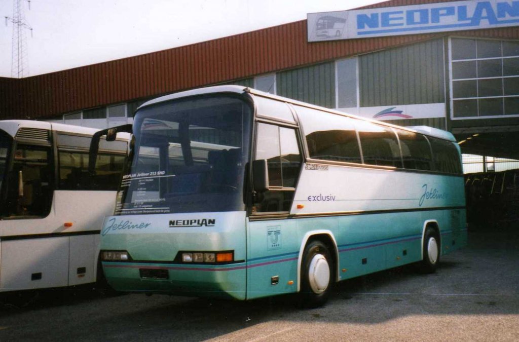 Neoplan Jetliner N213 SHD, aufgenommen im Mai 1998 im GWZ der Neoplan NL Rhein Ruhr in Oberhausen.