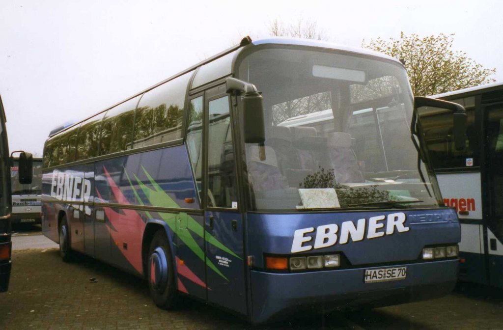 Neoplan Jetliner N216 H, aufgenommen im April 1999 auf dem Parkplatz der Westfalenhallen in Dortmund.