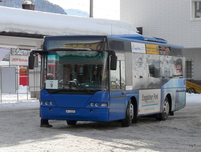 Neoplan Kleinbus GR 62209 bei der Haltestelle beim Bahnhof St.Moritz am 01.01.2010