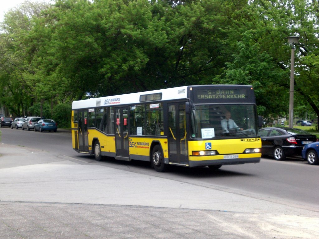 Neoplan N 40-Serie als SEV fr die S-Bahnlinie 3 zwischen Mellenseestrae und S-Bahnhof Nldnerplatz.
