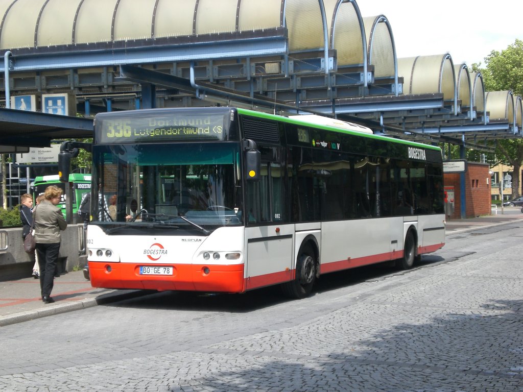 Neoplan N 44-Serie (Centroliner) auf der Linie 336 nach S-Bahnhof Ltgendortmund am Hauptbahnhof Bochum.(11.7.2012)