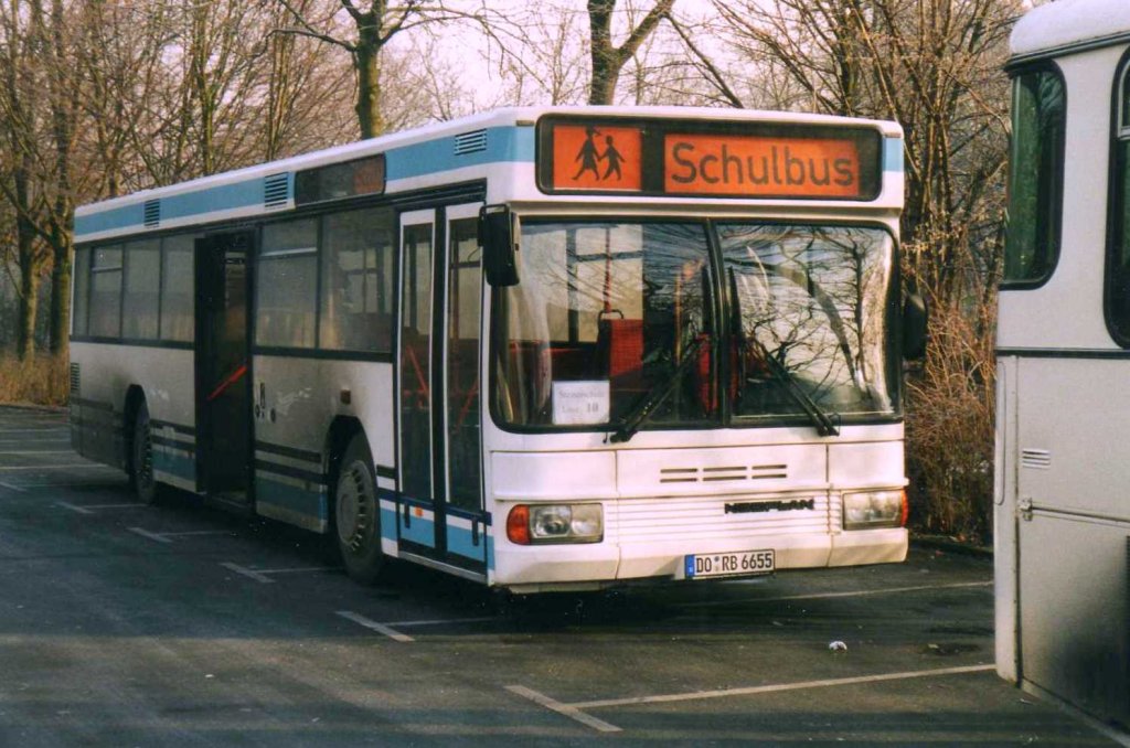 Neoplan N4016 NF, von Buck Reisen Dortmund. Ex BVG Berlin 2060. Aufgenommen im Januar 2002 auf dem Parkplatz des Dortmunder Zoos.