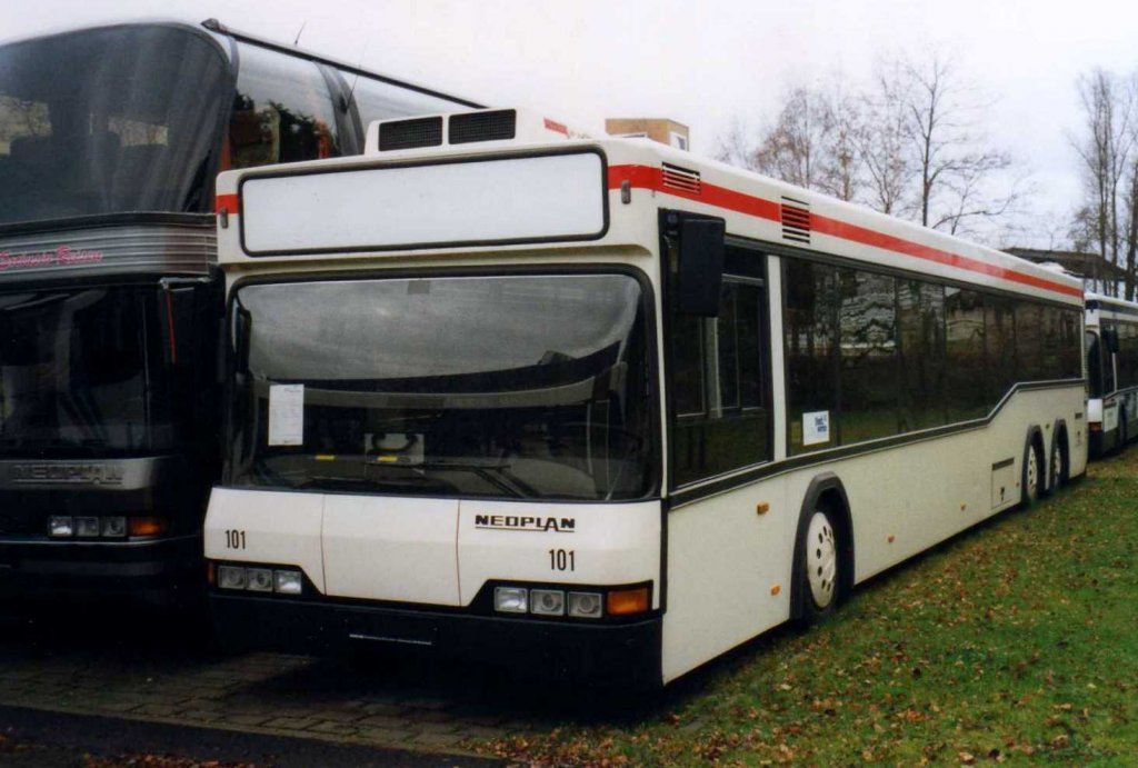 Neoplan N4020 NF Megatrans, aufgenommen im Oktober 2000 im GWZ der Neoplan NL Rhein Ruhr in Oberhausen.