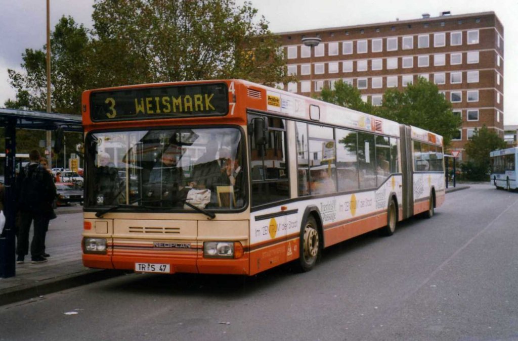 Neoplan N4021 NF der Stadtwerke Trier, aufgenommen im Oktober 1997 am Hauptbahnhof in Trier.