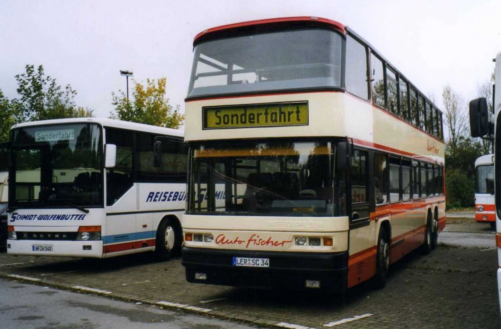 Neoplan N4026 NF, aufgenommen im November 1999 auf dem Parkplatz der Westfalenhallen in Dortmund.
